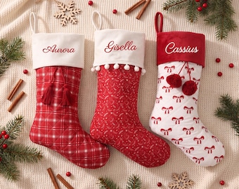 Gepersonaliseerde geborduurde kerstsok, aangepaste naam familie kerstsok, strik geruite gewatteerde vakantiesok, aangepaste decoratie kerstcadeau