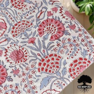 Tela de algodón estampada a mano con motivos florales de IRA, cortada a medida: Azul paloma y rosa. Artesanía de alta calidad.