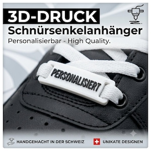 Könnte beinhalten: Ein weißer 3D-gedruckter Schnürsenkelanhänger mit dem schwarzen geprägten Text PERSONALISIERT, eingefädelt in weiße Schnürsenkel auf einem schwarzen Sneaker. Das Bild enthält den Text 3D-DRUCK, Schnürsenkelanhänger, Personalisierbar - High Quality, HANDGEMACHT IN DER SCHWEIZ und UNIKATE DESIGNEN.