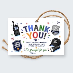 Puede incluir: Una etiqueta de regalo rectangular blanca con un cordel marrón, con ilustraciones coloridas de un walkie-talkie, insignias policiales, una gorra y una linterna. El texto dice THANK YOU, THANK YOU FOR KEEPING OUR SCHOOL SAFE EVERY SINGLE DAY, SO GRATEFUL FOR YOU y FROM.