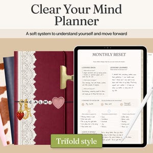 Puede incluir: Un planificador con el texto "Clear Your Mind Planner" y "A soft system to understand yourself and move forward". La imagen muestra un planificador de estilo trifold con una tableta digital, un bolígrafo y varios cuadernos de varios colores.