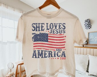 Comfort Colors® Retro USA 250e jaar boxy-shirt, patriottisch christelijk T-shirt, bijgesneden shirt She Loves Jesus and America Too, shirt 4 juli