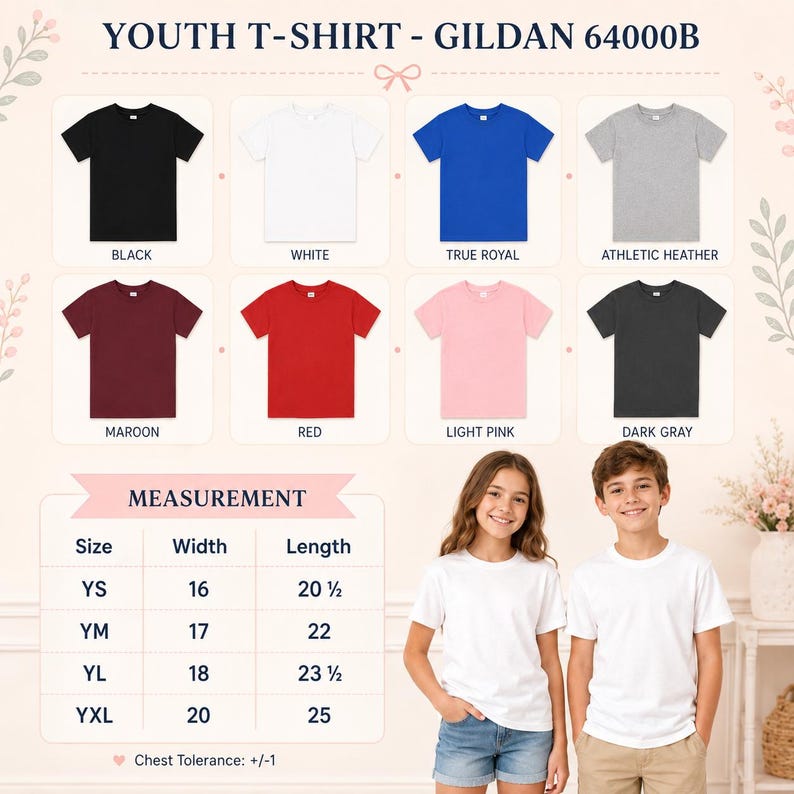 Op de afbeelding: Een Gildan 64000B jeugd-t-shirt kleurenkaart met acht effen kleuren: zwart, wit, koningsblauw, sportgrijs, bordeauxrood, rood, lichtroze en donkergrijs. Bevat een maattabel met breedte en lengte in inches voor de maten YS tot en met YXL.