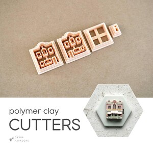 Könnte beinhalten: Ein Set von Polymer Clay Ausstechern in Form von Gebäuden, angeordnet auf einem neutralen Hintergrund. Die Ausstecher sind in verschiedenen Größen und weisen aufwendige architektonische Details auf. Das Bild enthält auch ein Miniatur-Gebäudemodell und den Text "polymer clay CUTTERS".
