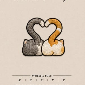 Pode incluir: Patch bordado com duas traseiras de gato formando um coração com suas caudas. Um gato é cinza e branco, o outro laranja e branco. O texto "DATBIEN - Embroidery" está no topo. Tamanhos disponíveis de 10 cm a 20 cm.