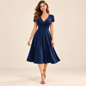 Könnte beinhalten: Ein einfarbiges, marineblaues Midikleid mit V-Ausschnitt, kurzen Ärmeln und einem Oberteil im Wickel-Look. Das Kleid hat eine betonte Taille, die in einen ausgestellten A-Linien-Rock übergeht, der unterhalb der Knie endet und eine glatte Silhouette bildet.