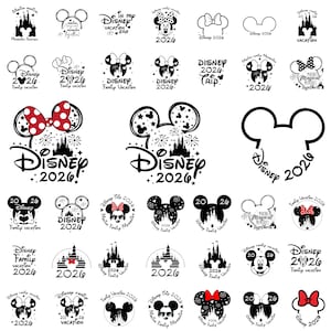 Pode incluir: Uma coleção de designs gráficos em preto e branco com silhuetas de orelhas do Mickey Mouse, ícones de castelos e o texto Disney 2026. Alguns designs incluem laços vermelhos de bolinhas, estrelas, fogos de artifício e frases como Making Magical Memories.