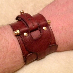 Brazalete de cuero estilo industrial steampunk. Envío gratuito al Reino Unido. Brazalete de cuero hecho a mano.