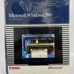 Op de afbeelding: Een in krimpfolie verpakte softwaredoos voor Microsoft Windows/386 Presentation Manager voor uw Toshiba 80386 gebaseerde draagbare computer. De doos heeft een donkerblauw bovendeel, een wit en grijs gestreept midden en een T5100-label in rode tekst.