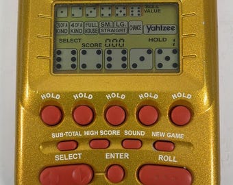 ハズブロ 2002年製 ヴィンテージ ヤッツィー ハンドヘルド ポケット 電子ゲーム ゴールド＆レッド - 動作確認済み
