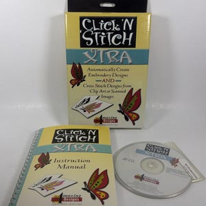 Könnte beinhalten: Ein gelbes Box-Set mit dem Text "Click 'N Stitch Xtra" und Schmetterlingsgrafiken. Enthält eine Bedienungsanleitung und eine CD-ROM. Das Set dient zur automatischen Erstellung von Stick- und Kreuzstichmustern.