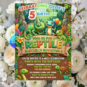 Könnte beinhalten: Eine rechteckige Geburtstagseinladungskarte mit Dschungelmotiv, einem Chamäleon, einem Gecko und einer Schildkröte. Der Text lautet: CELEBRATEING OLLIE'S 5TH BIRTHDAY, JOIN US FOR A REPTILE BIRTHDAY ADVENTURE, PARTY WITH THE REPTILES.