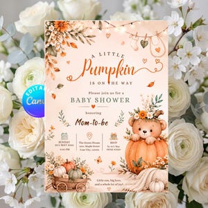 Könnte beinhalten: Eine Babyparty-Einladungskarte mit einer Aquarellillustration eines Teddybären in einem großen orangefarbenen Kürbis. Der Text lautet A LITTLE PUMPKIN IS ON THE WAY, BABY SHOWER und Mom-to-be, ergänzt durch Veranstaltungsdetails, Blumen und Babykleidung.