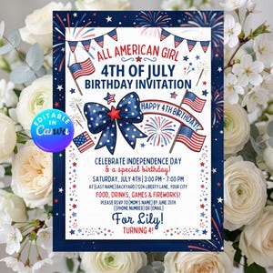 Könnte beinhalten: Eine Einladung zum 4. Juli Geburtstag mit einem marineblauen Rahmen. Das Design umfasst amerikanische Flaggen, Feuerwerk und eine große blaue Schleife. Der Text enthält "All American Girl" und "Happy 4th Birthday!" für Lily.