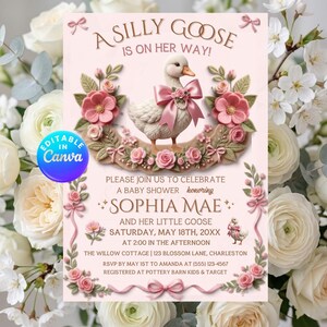 Könnte beinhalten: Eine Babyparty-Einladungskarte mit einer weißen Gans mit rosa Schleife, umgeben von rosa Blumenkränzen. Der Text lautet: A SILLY GOOSE IS ON HER WAY! PLEASE JOIN US TO CELEBRATE A BABY SHOWER honoring SOPHIA MAE AND HER LITTLE GOOSE.