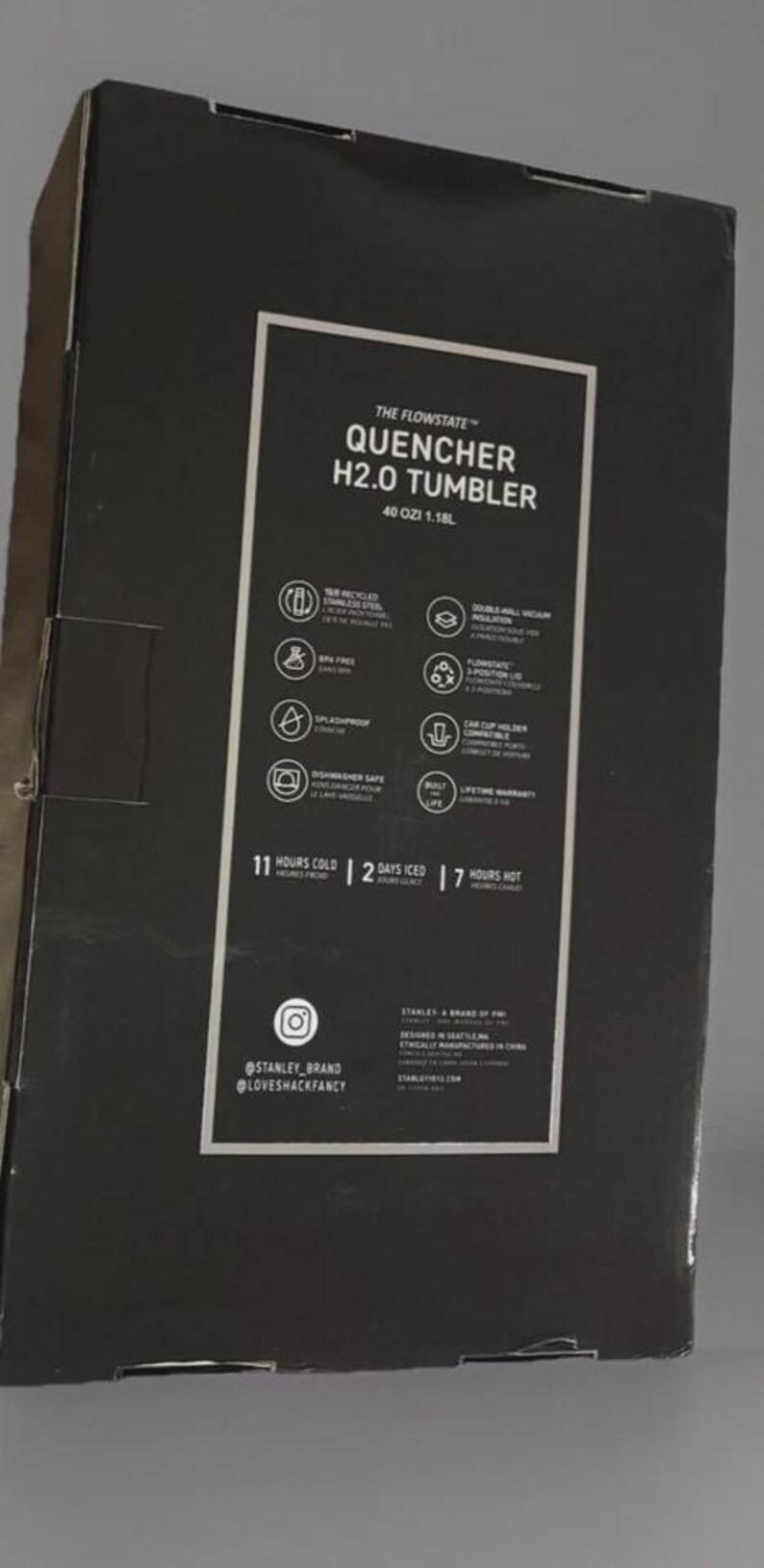 Puede incluir: Caja negra con el texto "QUENCHER H2.0 TUMBLER" e informaci&oacute;n del producto. La caja indica que el vaso contiene 1,18L y mantiene las bebidas fr&iacute;as durante 11 horas, heladas durante 2 d&iacute;as y calientes durante 7 horas.