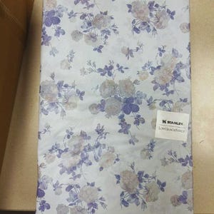 K&ouml;nnte beinhalten: Ein Set aus drei Keramikbechern mit gesprenkelter, matter Oberfl&auml;che. Jeder Becher hat eine andere Farbe: hellblau, creme und grau. Die Becher haben ein schlichtes, modernes Design, ideal f&uuml;r Kaffee oder Tee.