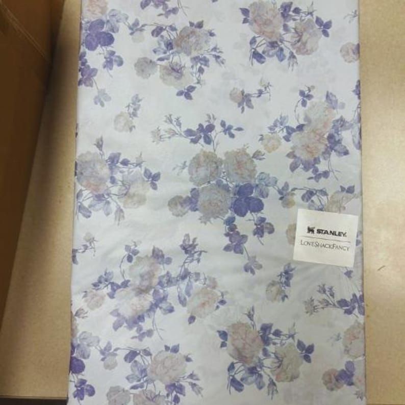 K&ouml;nnte beinhalten: Ein Set aus drei Keramikbechern mit gesprenkelter, matter Oberfl&auml;che. Jeder Becher hat eine andere Farbe: hellblau, creme und grau. Die Becher haben ein schlichtes, modernes Design, ideal f&uuml;r Kaffee oder Tee.