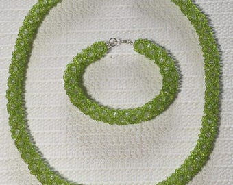 Conjunto de collar y pulsera tubulares de malla verde claro y blanca hechos a mano