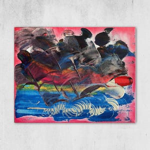 Könnte beinhalten: Abstrakte Malerei mit einer lebendigen Farbpalette. Das Kunstwerk zeigt kräftige Pinselstriche in Rot-, Blau-, Schwarz- und Weißtönen vor einem rosa Hintergrund. Die Komposition erzeugt ein Gefühl von Bewegung und Energie.