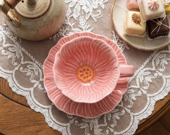 Taza y platillo de cerámica con diseño floral caprichoso