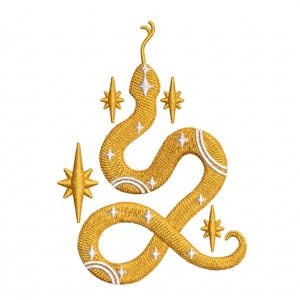 Puede incluir: Diseño bordado de una serpiente dorada con detalles en blanco y dorado, rodeada de estrellas. La serpiente está enrollada en forma de S estilizada, con una textura detallada. El diseño está sobre un fondo blanco.