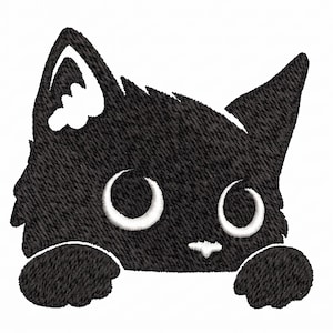 Può includere: Design ricamato di un gatto nero con dettagli bianchi. Sono visibili la testa e le zampe del gatto, con grandi occhi rotondi e un piccolo naso. Il design è su sfondo bianco, creando un'estetica semplice ma affascinante.