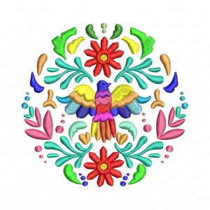 Puede incluir: Un diseño bordado colorido con un pájaro con las alas extendidas, rodeado de flores y hojas. El diseño incorpora una paleta vibrante de rojo, azul, verde, amarillo y rosa, creando un patrón vivo y decorativo.