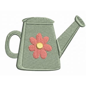 Puede incluir: Diseño bordado de una regadera verde claro con una flor rosa y centro amarillo. La regadera tiene un asa y un pico, ideal para jardinería o proyectos florales.