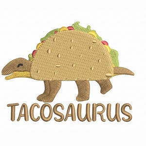 Puede incluir: Diseño bordado de un híbrido de dinosaurio-taco, con un cuerpo de concha de taco marrón, cabeza y patas de dinosaurio marrones, y un relleno de lechuga verde, queso amarillo y tomates rojos. La palabra "TACOSARUS" está bordada debajo.