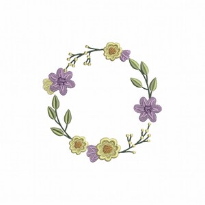 Puede incluir: Diseño de corona floral bordada con flores moradas y amarillas, hojas verdes y pequeños capullos blancos. El diseño circular está sobre un fondo blanco, ideal para bordados o decoración.