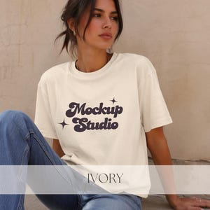 Ivoor Comfortkleuren 1717 Mockup Casual Lifestyle | Shirtmodel met print op aanvraag | Minimalistisch esthetisch T-shirt | Foto voor kleine bedrijven