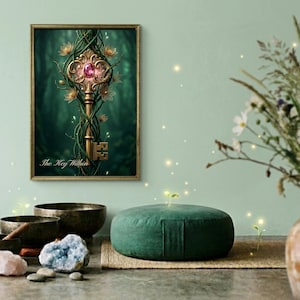 Puede incluir: Una obra de arte enmarcada con una llave dorada adornada con enredaderas, flores y una gema rosa. La llave está sobre un fondo de bosque verde oscuro. El texto "The Key Within" está en la parte inferior. El marco es dorado.