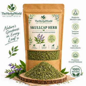 Puede incluir: Una bolsa marrón de Skullcap Herb Scutellaria Baicalensis de TheHerbalWorld con una ventana transparente que muestra hojas verdes secas. Un montón de hierbas sobre una rodaja de madera junto a flores moradas. Texto Nature's Goodness in Every Leaf.