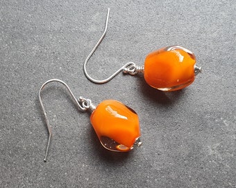 Levendige oranje glazen Pebble Drop Oorbellen | Handgemaakte biologische stijl glas en sterling zilveren bengel oorbellen
