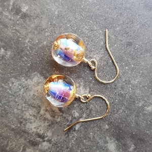 Pendientes colgantes de oro y rosa iridiscente / Pendientes de oro y vidrio soplado hechos a mano