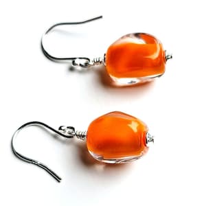 Lebendige Orange Glasstein Tropfen Ohrringe | Handgemachte organische Stil Glas und Sterling Silber Ohrringe