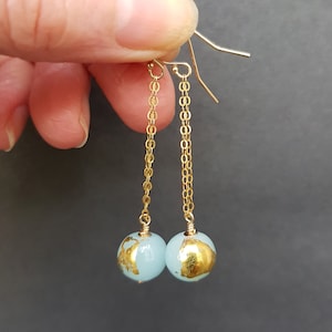 Pendientes colgantes azules y dorados / Pendientes delicados de cadena de cristal de Murano y oro