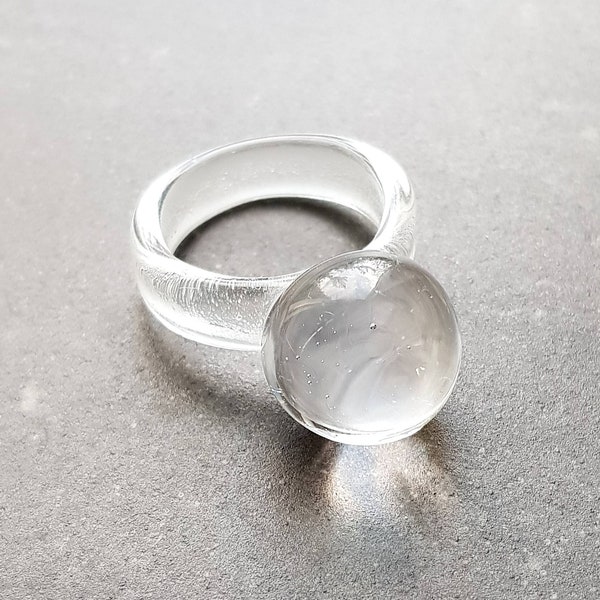 Bague en verre, bague en verre contemporaine, bague boule de cristal, bague en verre minimale, bijoux en verre de Murano, bague moderne, bague en verre.