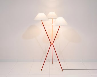 Vloerlamp in rode kleur, moderne staande lamp met 3 lichtpunten en witte stoffen kappen, design vloerlamp voor woonkamer en slaapkamer.