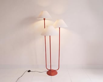 Vloerlamp in rode kleur, moderne staande lamp met 3 lichtpunten en witte stoffen kappen, design hoekvloerlamp voor woonkamer en slaapkamer.
