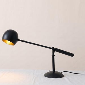 Lámpara de escritorio de mesa negra mate con brazo ajustable, estilo industrial moderno, con pantalla tipo cúpula, ideal para oficina, lectura, espacio de trabajo, dormitorio o estudio.