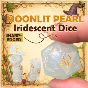 Pode incluir: Um conjunto de dados poliédricos de bordas afiadas rotulados como Moonlit Pearl Iridescent Dice. Os dados são translúcidos com um acabamento iridescente e números dourados. Um dado de vinte lados é segurado em primeiro plano.