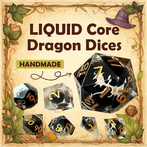 Può includere: Un set di sette dadi poliedrici con un esterno in resina trasparente e un nucleo liquido nero con una sagoma di drago bianco. I dadi hanno numeri color oro. Il testo "LIQUID Core Dragon Dices" e "HANDMADE" è stampato sull'immagine.