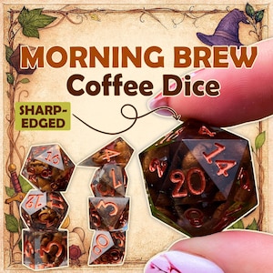 Könnte beinhalten: Ein Set aus scharfkantigen polyedrischen Würfeln mit der Aufschrift Morning Brew Coffee Dice, bestehend aus dunklem, durchscheinendem Harz, gefüllt mit kleinen braunen Kaffeebohnen und metallisch roten Zahlen. Das Set enthält verschiedene geometrische Formen.