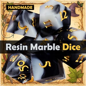 Può includere: Un set di dadi poliedrici caratterizzati da un motivo in resina marmorizzata bianca e nera con numeri incisi color oro. Il testo "HANDMADE" e "Resin Marble Dice" è sovrapposto all'immagine, che include varie forme geometriche e numeri.