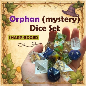Può includere: Un set di dadi poliedrici a spigoli vivi in vari colori e finiture, inclusi design trasparenti, blu, verdi e con pagliuzze dorate. Il testo "Orphan (mystery) Dice Set" e "SHARP-EDGED" è visualizzato sopra i dadi nell'immagine.