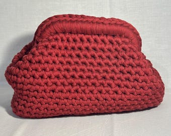 バーガンディ色のクロシェ編みクラッチバッグ（裏地付き） – サレント発のハンドメイドイブニングバッグ