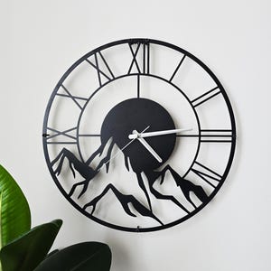 Reloj de pared grande de metal, moderno reloj silencioso negro, decoración minimalista de pared con motivos de montañas y números romanos.