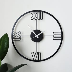 Stor väggklocka i metall, svart tyst urverk, modern minimalistisk klocka med romerska siffror, unik heminredning i skandinavisk stil.